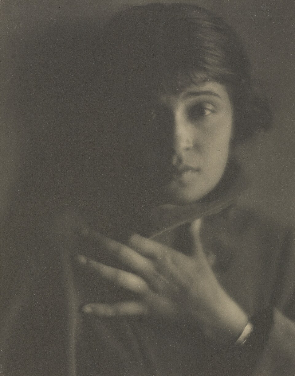Tina Modotti: A Blank Face Between Art and Revolution